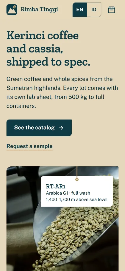 Tampilan HP demo website eksportir kopi dan rempah Rimba Tinggi: judul Kerinci coffee and cassia, shipped to spec, tombol EN/ID, tombol See the catalog, dan foto biji kopi hijau dengan label lot RT-AR1
